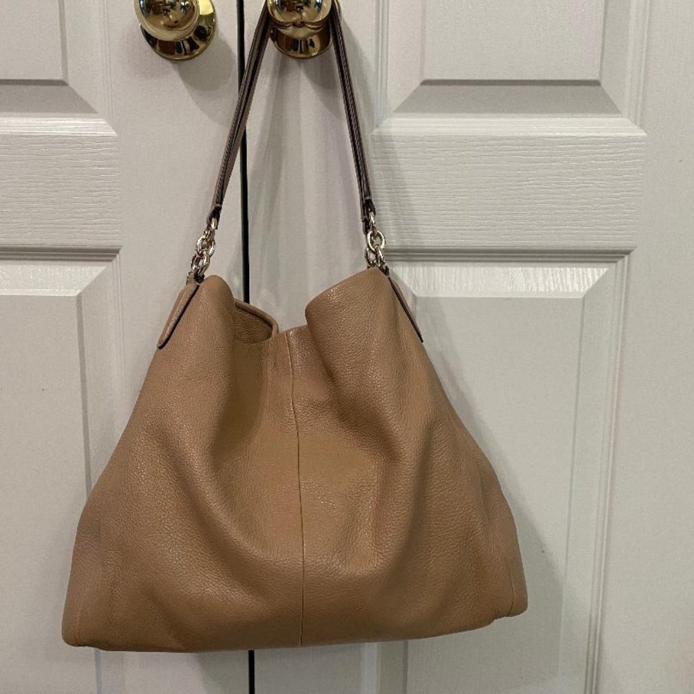 Coach bag for sale! Great pockets. Great condition!